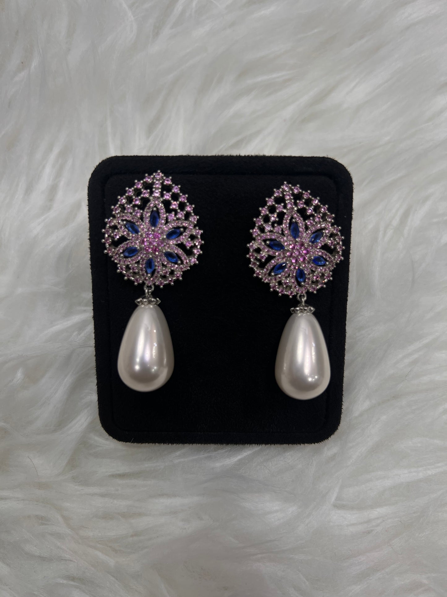 Perfect for brides, gala evenings, or adding a touch of old-world romance to your formal attire.