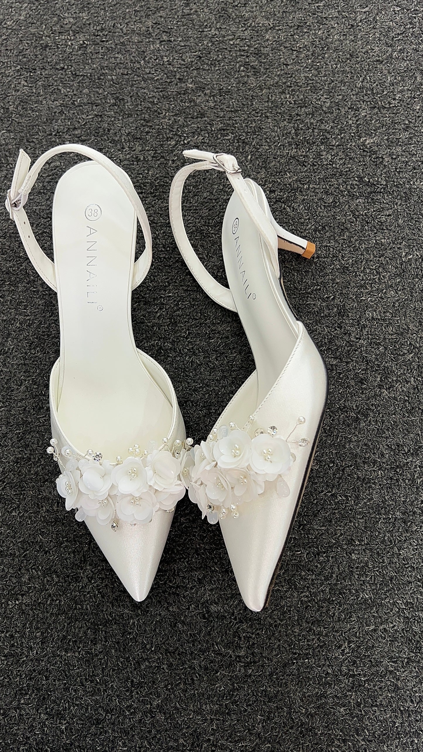 The clean lines of the ivory satin body allow the intricate floral handiwork to truly stand out. Its suitable for Garden weddings, spring ceremonies, and romantic bridal themes