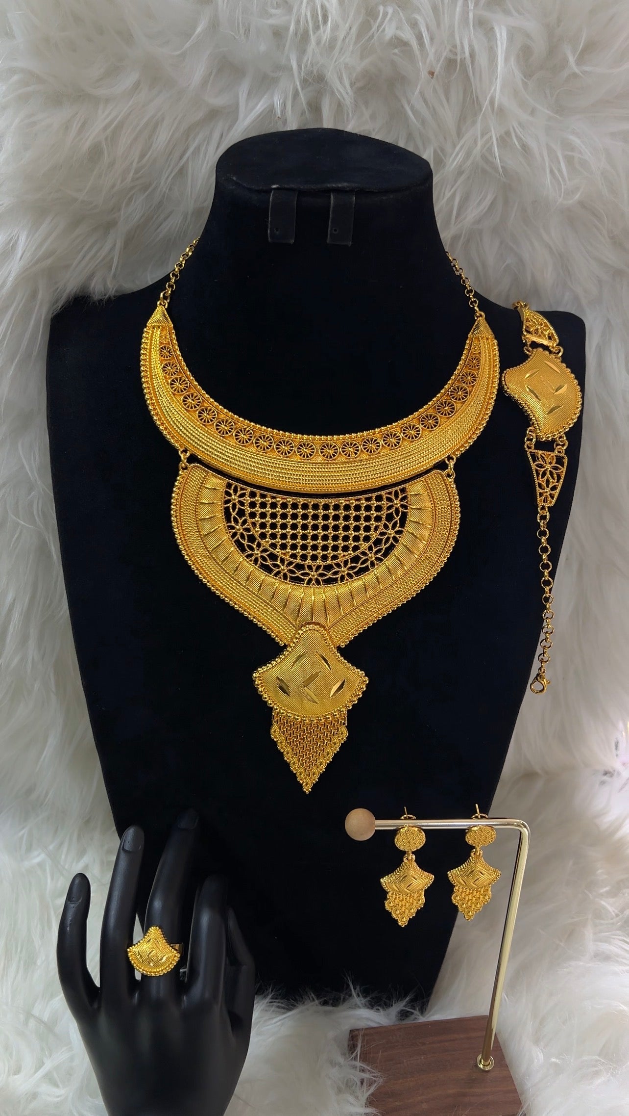 Perfect for brides, gala attendees, or anyone looking to add a touch of high-glamour luxury to their evening wear,