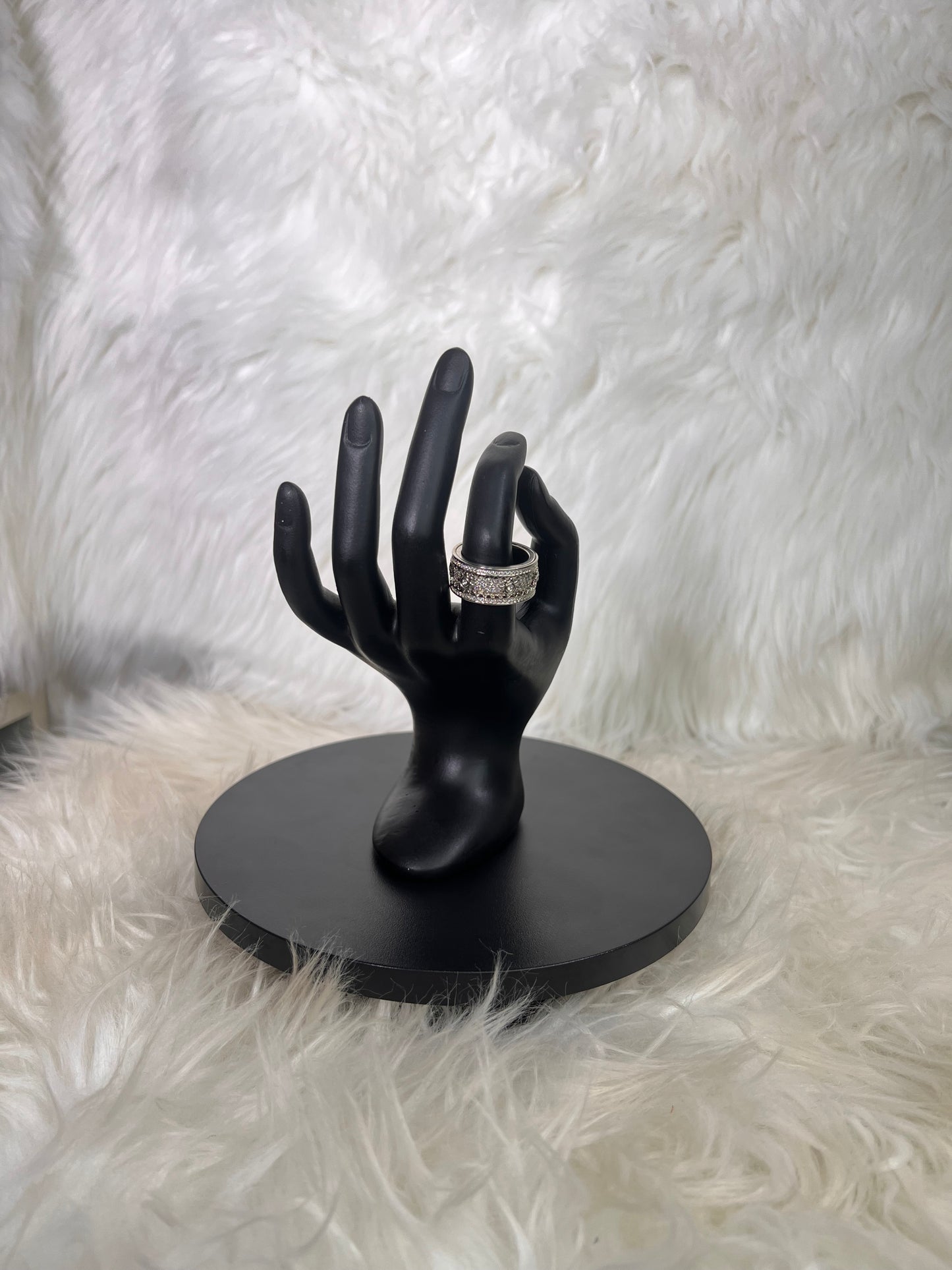 The entire inner surface is polished to a silky-smooth finish to guarantee everyday comfort and a snag-free experience.