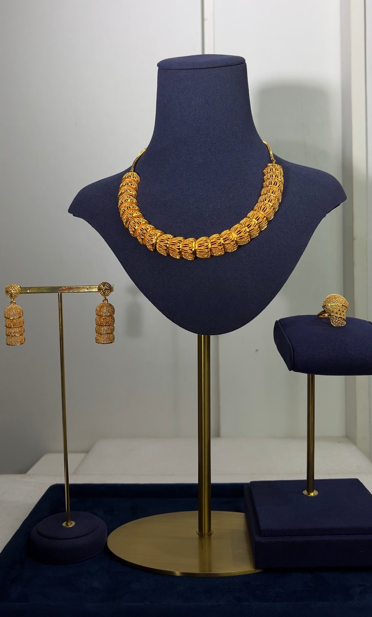 The set is perfectly balanced with matching tiered style drop earrings and a coordinated open-lattice statement dome ring. Designed to drape comfortably while commanding attention, this set is ideal for high-profile formal occasions.