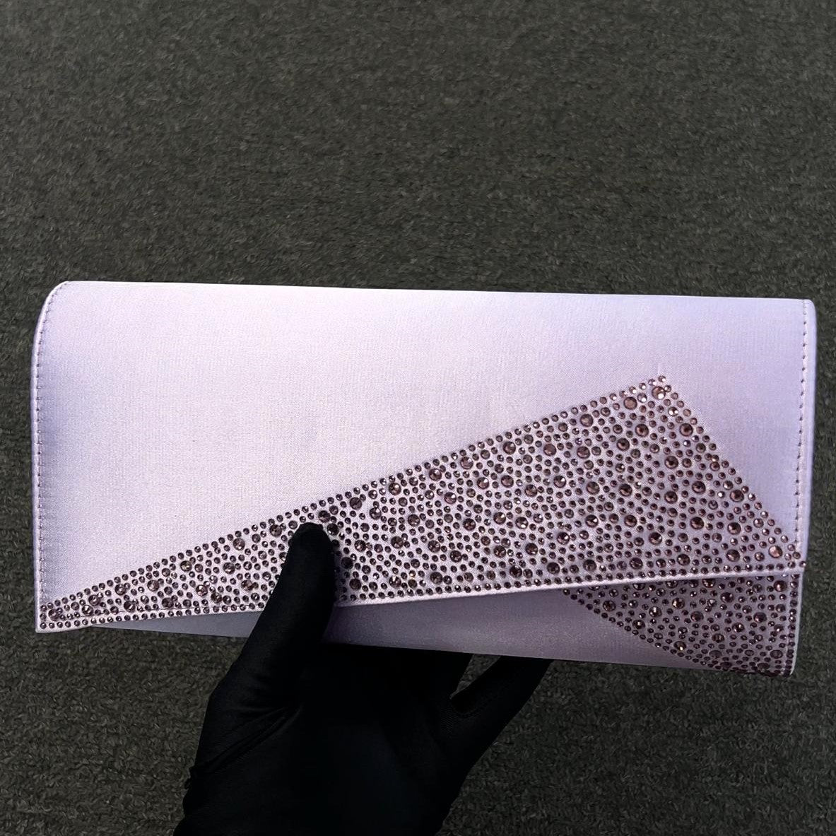 It is an ideal statement accessory for upscale dinner parties, weddings, and formal receptions.