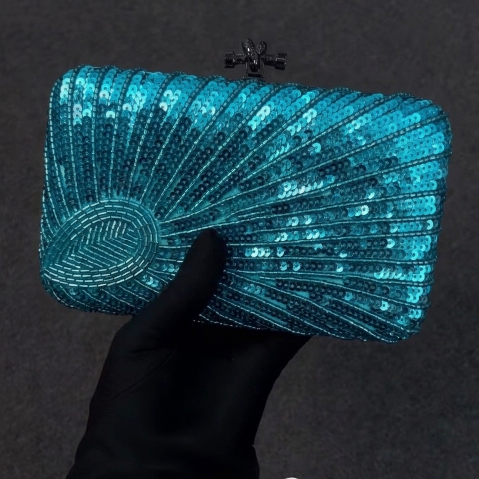These clutches are exceptionally light, completely eliminating arm and wrist fatigue during multi-hour receptions and parties.