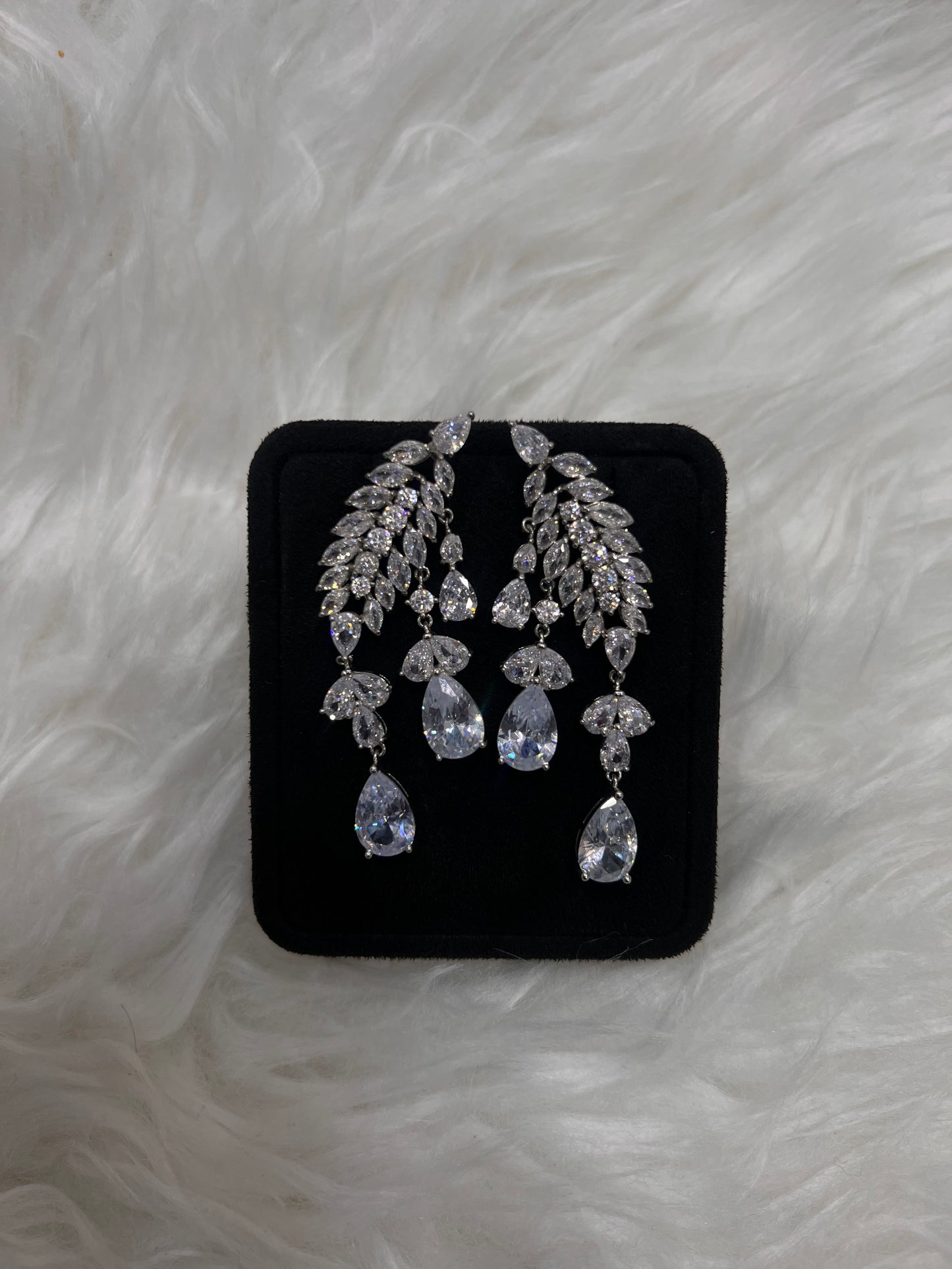Designed to frame the face with spectacular radiance, they are the ultimate statement piece for a bride, a black-tie gala, or any occasion that demands unforgettable sparkle.