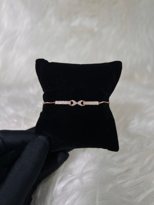 The innovative drawstring slide bead allows you to adjust the bracelet with one hand for a tailor-made fit every time.
