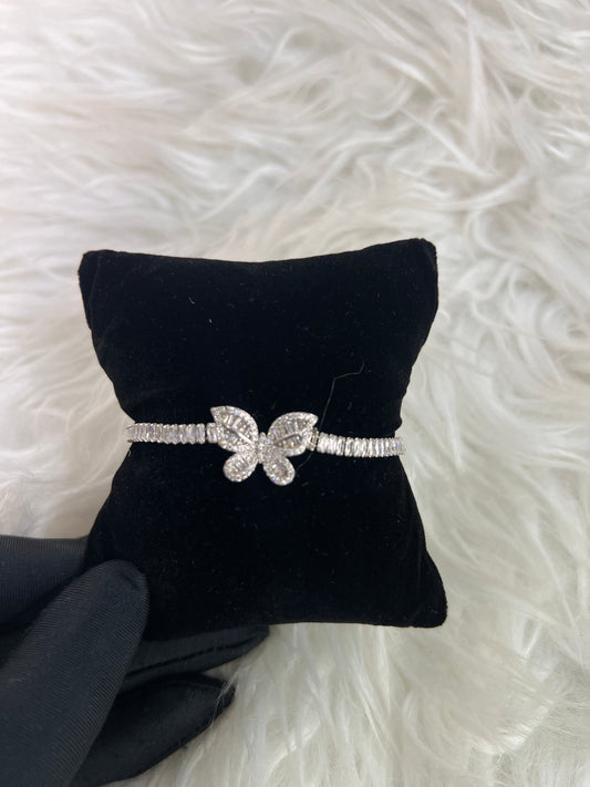  It sits comfortably flat against the skin, making it an exceptional choice for layering with classic bangles or wearing solo as an eye-catching focal piece. 