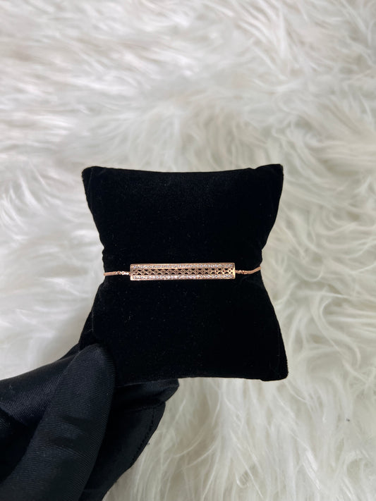 Complete with an adjustable slider box chain, it guarantees a customized, secure fit for all-day comfort and effortless layering.