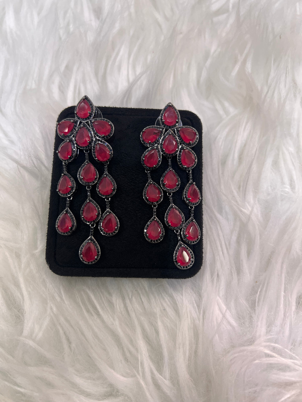they are designed to frame the face beautifully—making them the perfect accessory for brides, bridesmaids, galas, red-carpet events, and formal celebrations