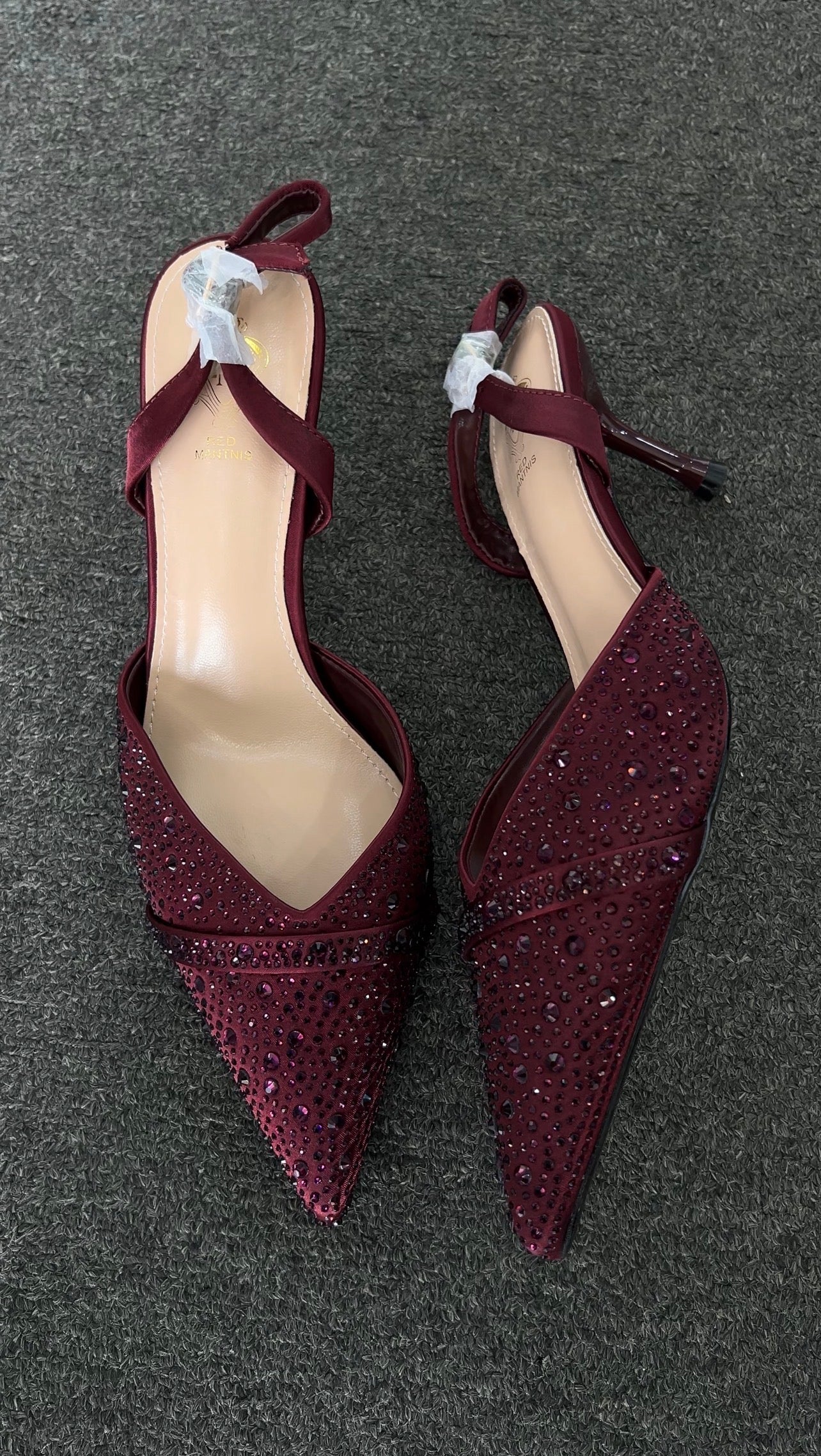 High-heeled shoes with glittery texture The scattered rhinestones give them a really beautiful texture