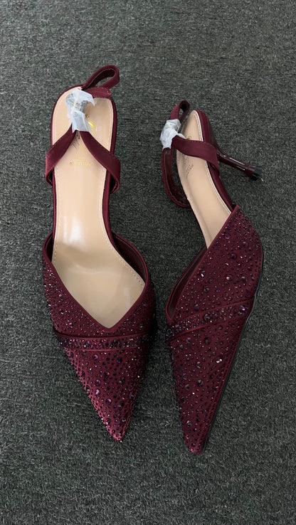 High-heeled shoes with glittery texture The scattered rhinestones give them a really beautiful texture