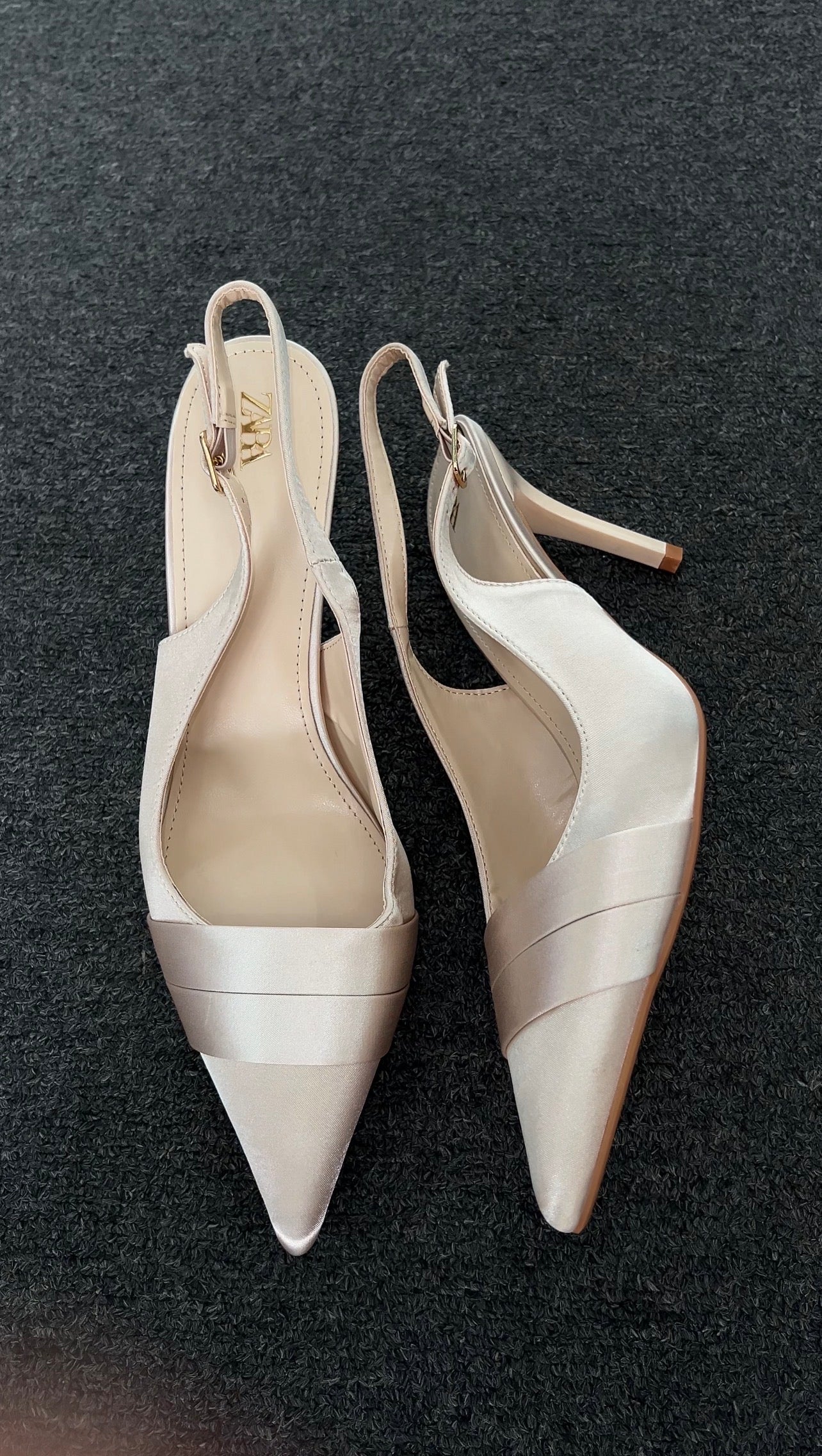 The perfect companion for bridal events, gala dinners, or polished office-to-evening transitions.