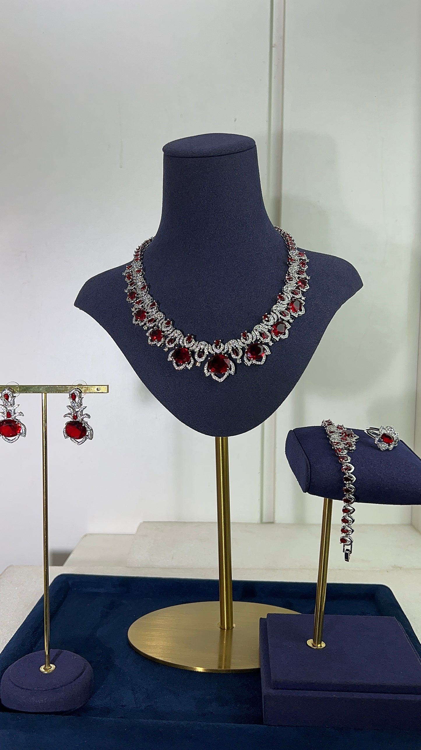 This elegant jewelry set features a rich amber-toned center stone accented by brilliant-cut clear crystals.
 It is a striking choice for gala events, formal weddings, or any high-profile evening occasion.