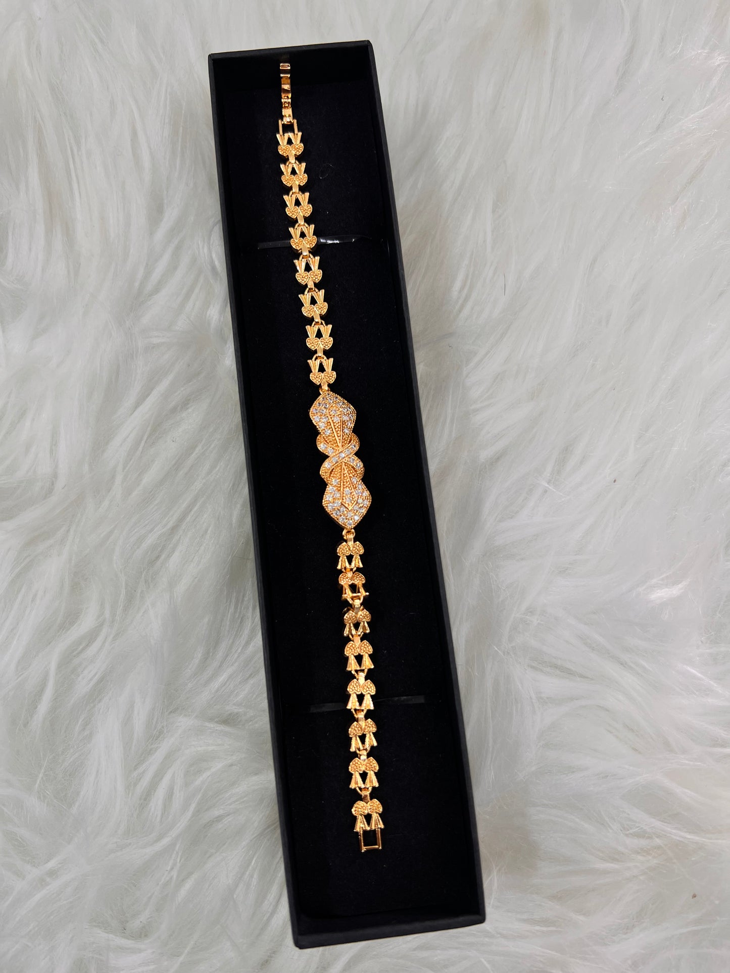 The sophisticated gold finish allows this piece to transition effortlessly from formal weddings to dinner parties and cocktail events