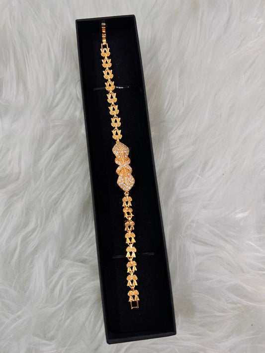The sophisticated gold finish allows this piece to transition effortlessly from formal weddings to dinner parties and cocktail events