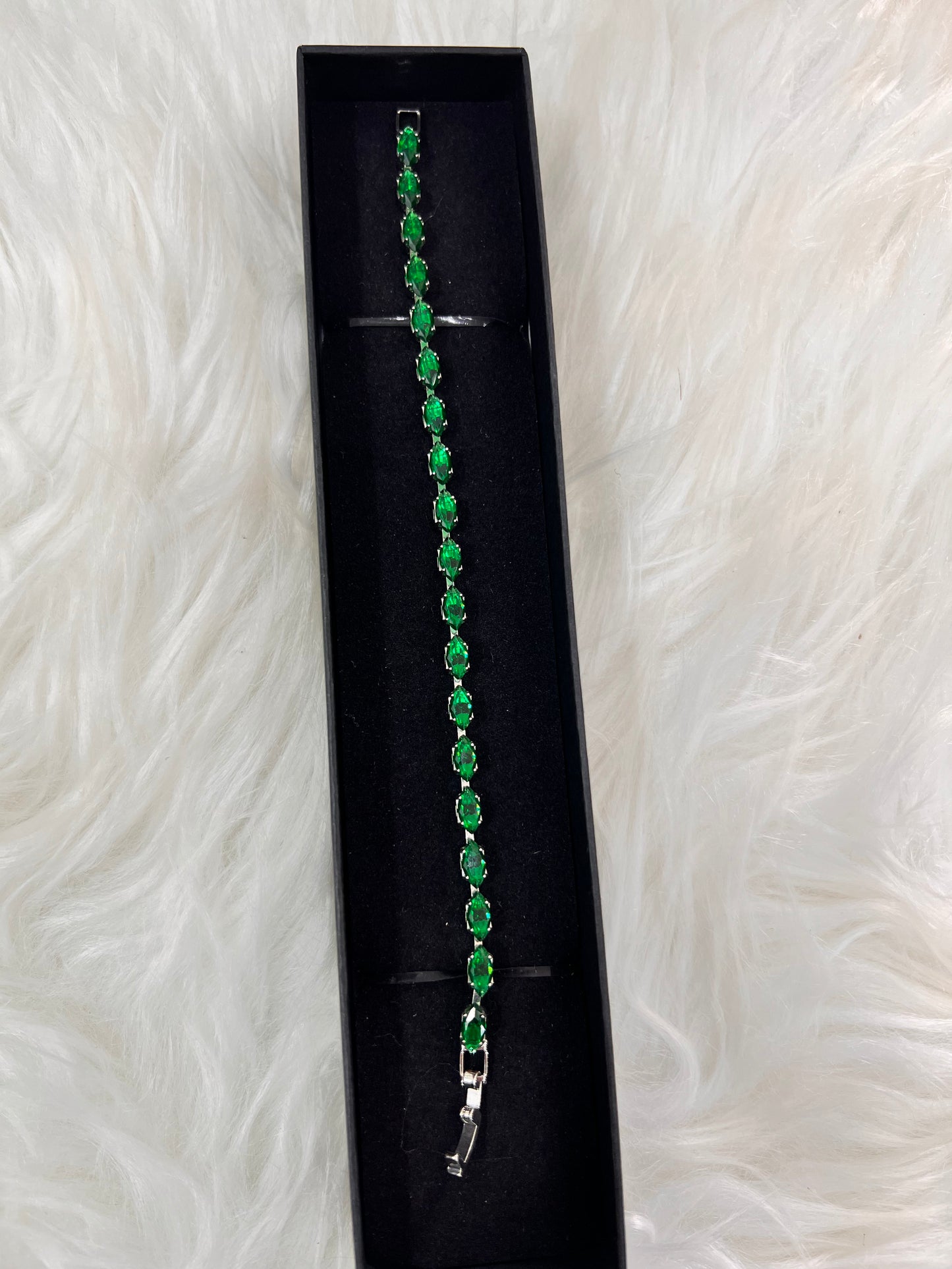 Green bracelet with silver clasp ,Its rich, emerald-toned green crystals provide a dramatic and luxurious contrast