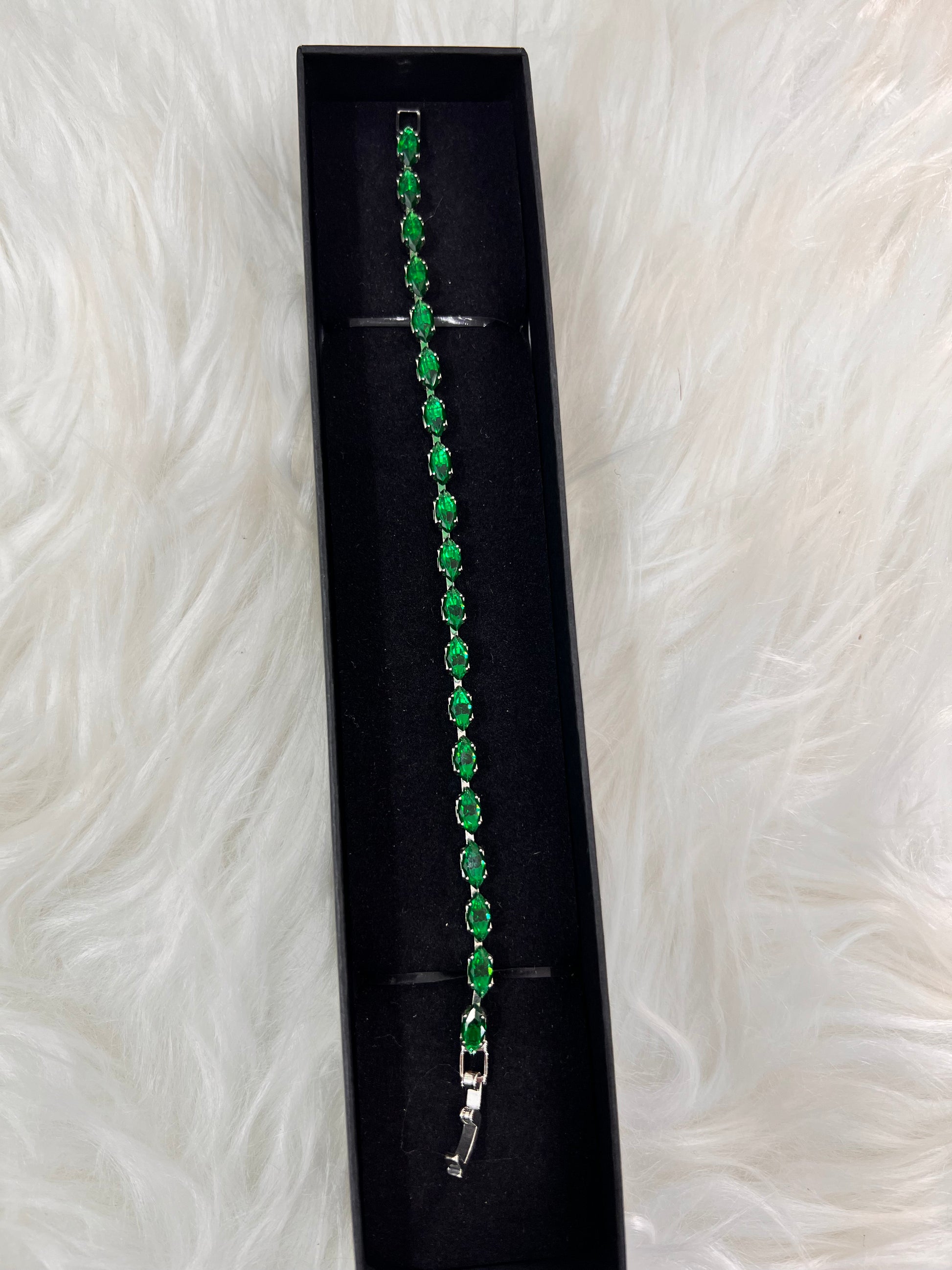 Green bracelet with silver clasp ,Its rich, emerald-toned green crystals provide a dramatic and luxurious contrast