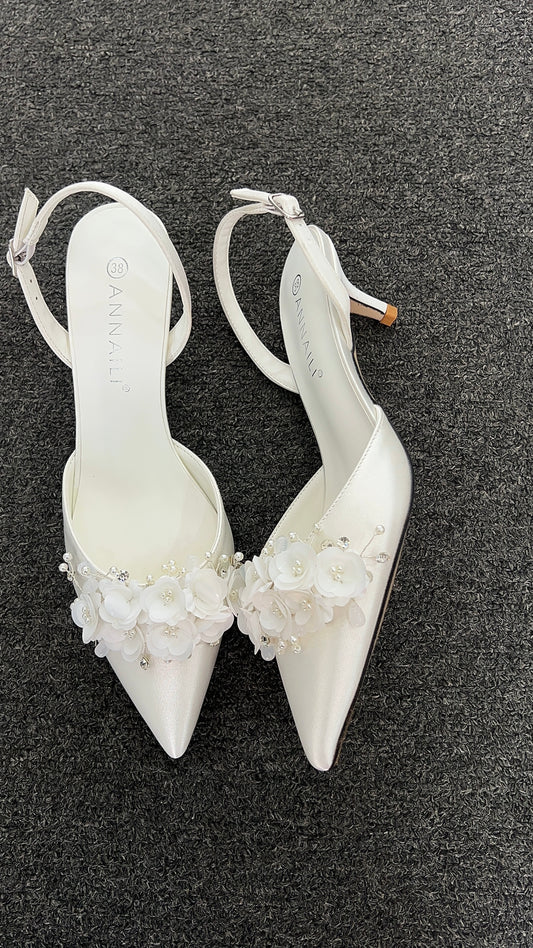 The  clean lines of the ivory satin body allow the intricate floral handiwork to truly stand out. Its suitable for  Garden weddings, spring ceremonies, and romantic bridal themes