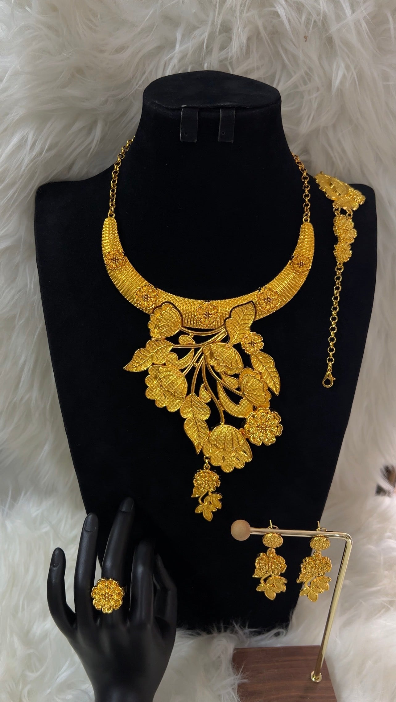 Complete with sharp geometric drop earrings, a matching shield ring, and a coordinated link bracelet, this set radiates unparalleled prestige, wealth, and tradition.