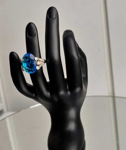 The precision-cut facets on the stone reflect light brilliantly, giving you maximum shine with every hand movement.
