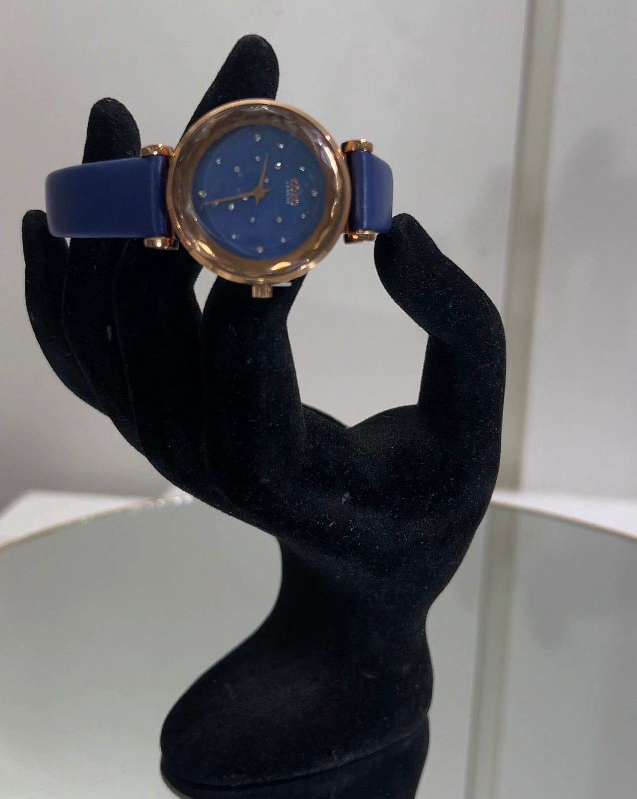 the watch moves effortlessly with you, completely eliminating hair-pinching and clothing snags on evening gowns, delicate silk blouses, or knit outerwear.