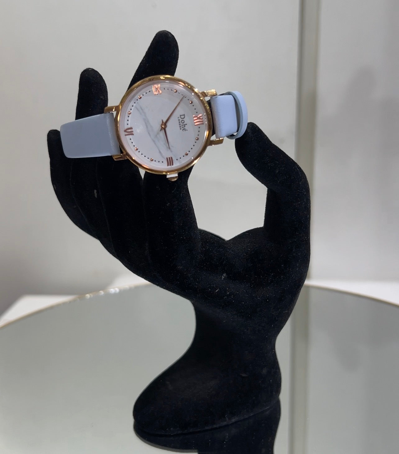 Designed with seamless, rounded lugs, the watch completely eliminates the risk of catching on delicate lace sleeves, fine knits, or silk shirts, making it a dream to style for both the office and weekend brunches.