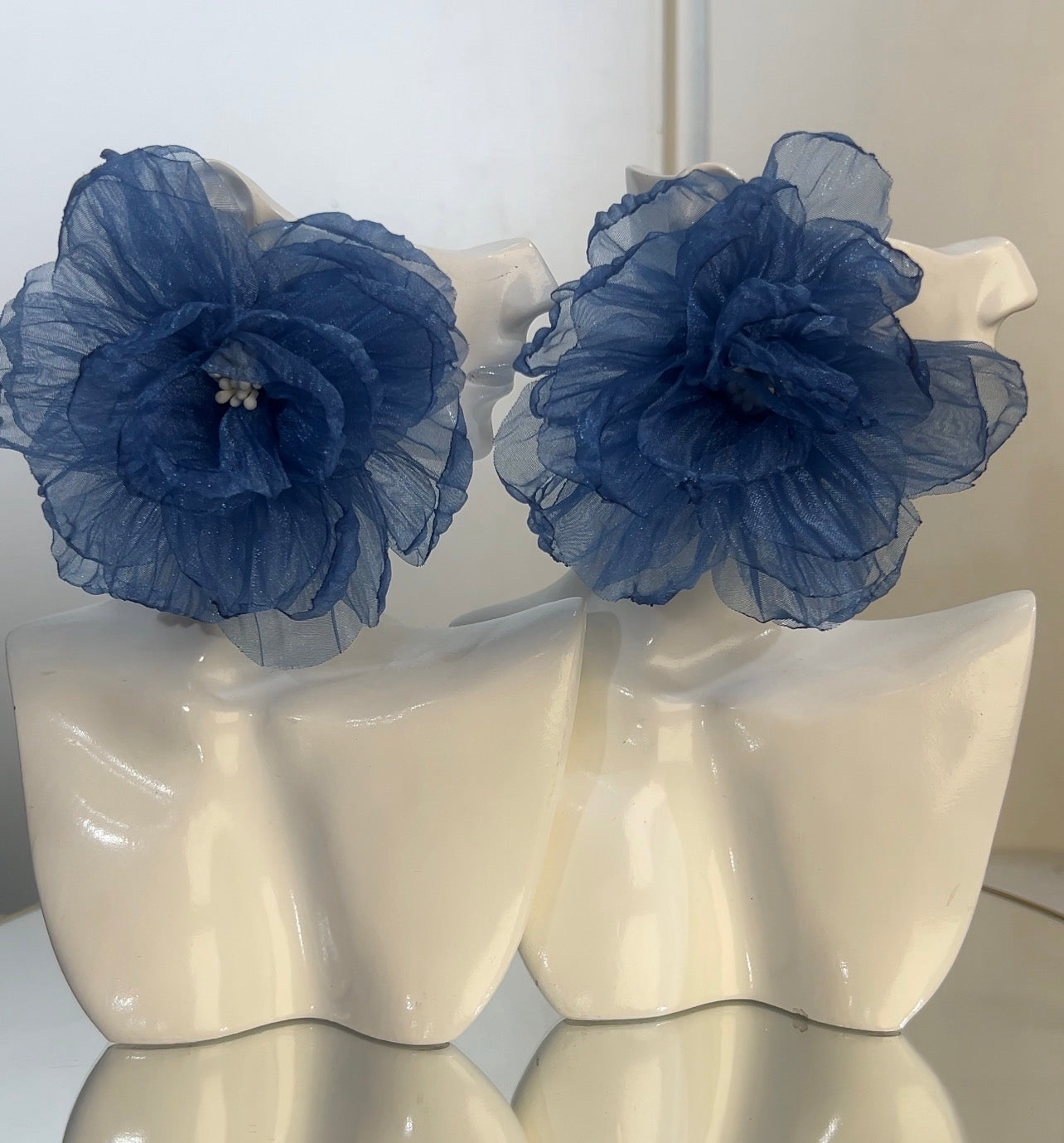 Designed specifically for long events, weddings, and receptions, you can dance the night away without stretching or irritating your earlobes.