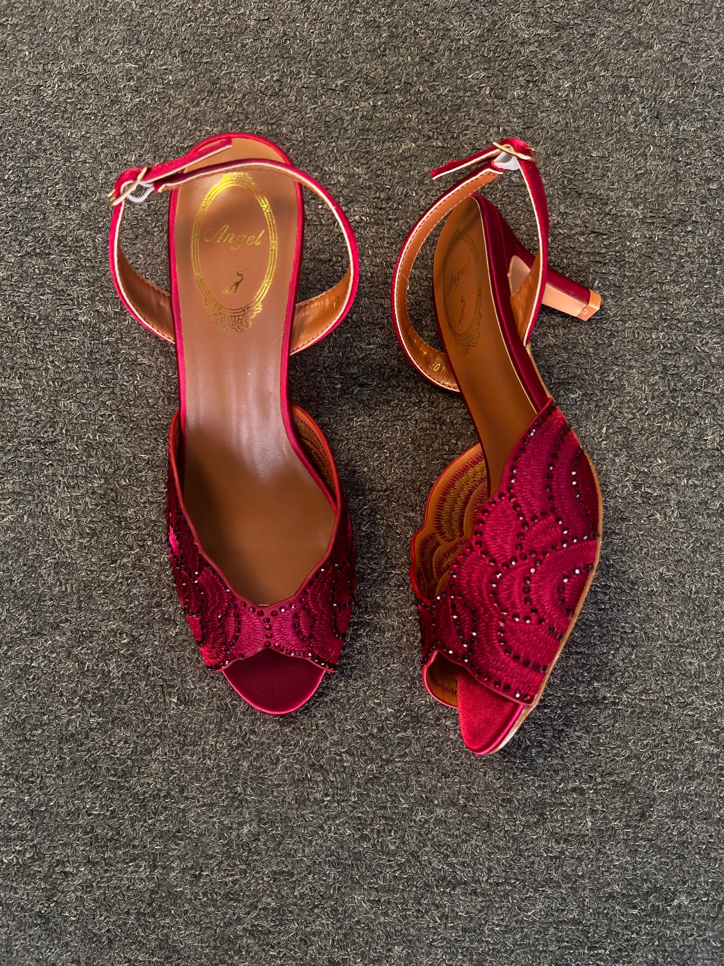 Perfect for bridal parties, galas, and upscale formal events, they offer a sophisticated silhouette that elevates any ensemble.
