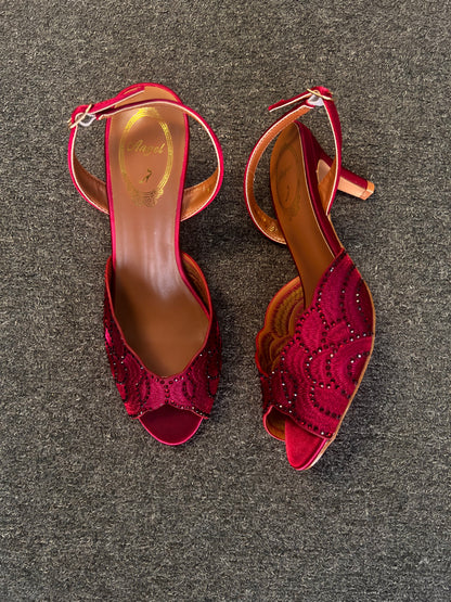 Perfect for bridal parties, galas, and upscale formal events, they offer a sophisticated silhouette that elevates any ensemble.