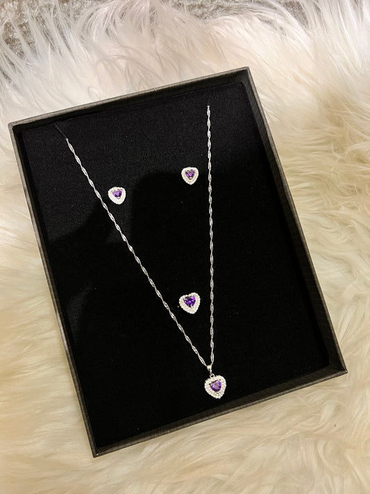 Designed specifically for brides, bridal parties, gala attendees, and formal evening wear, it adds an instant touch of vintage royalty to any gown.
