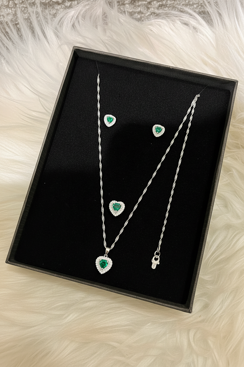 NECKLACE WITH PENDANT