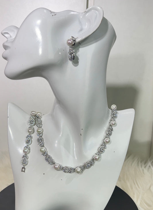 Designed specifically for brides, bridesmaids, and formal evening wear, it adds an instant touch of royalty to any gown.