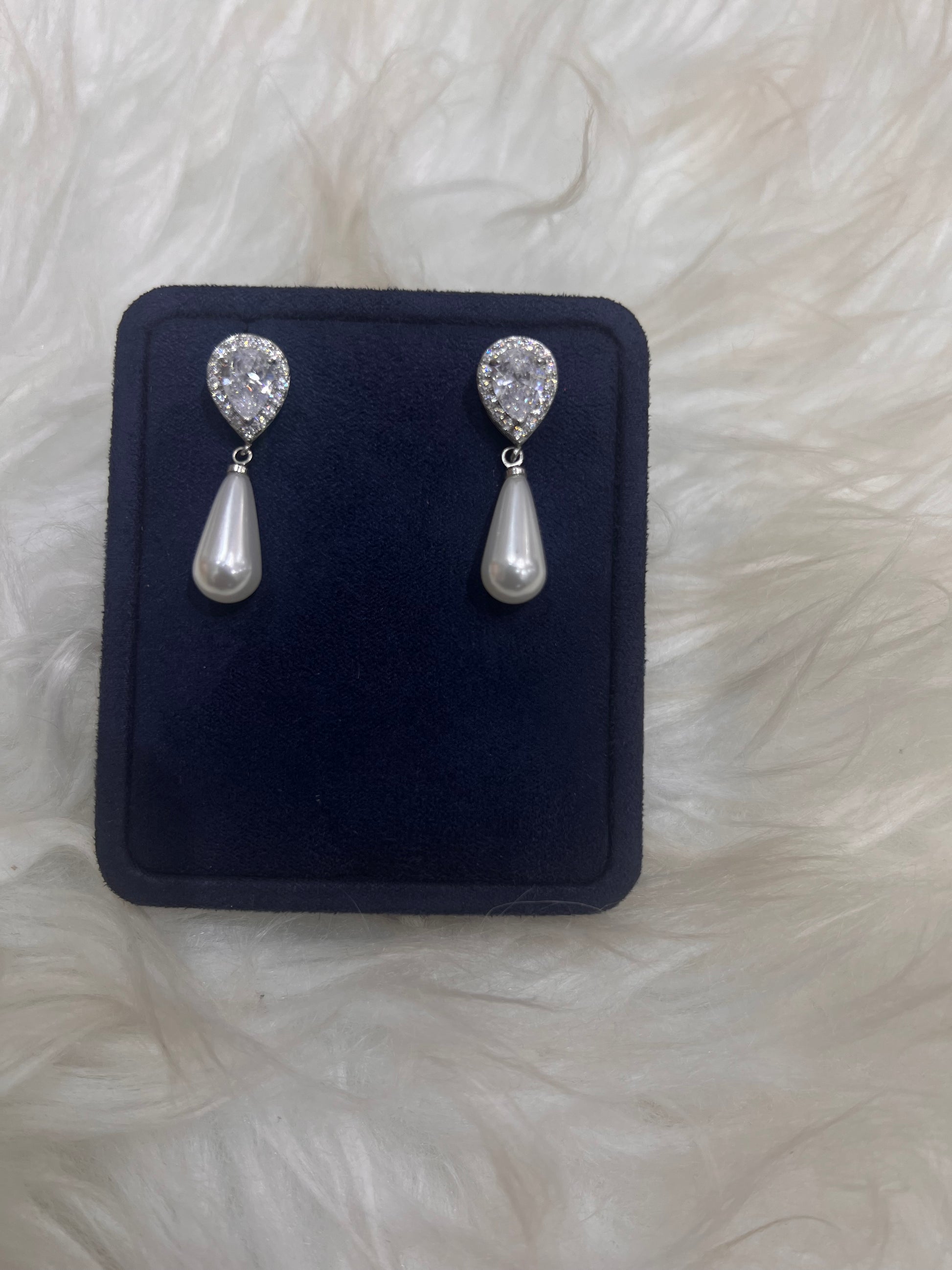This flawless combination of high-intensity diamond fire and smooth pearl luster creates a breathtaking, red-carpet-ready look that elevates any formal gown.