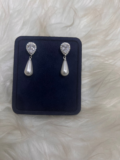 This flawless combination of high-intensity diamond fire and smooth pearl luster creates a breathtaking, red-carpet-ready look that elevates any formal gown.