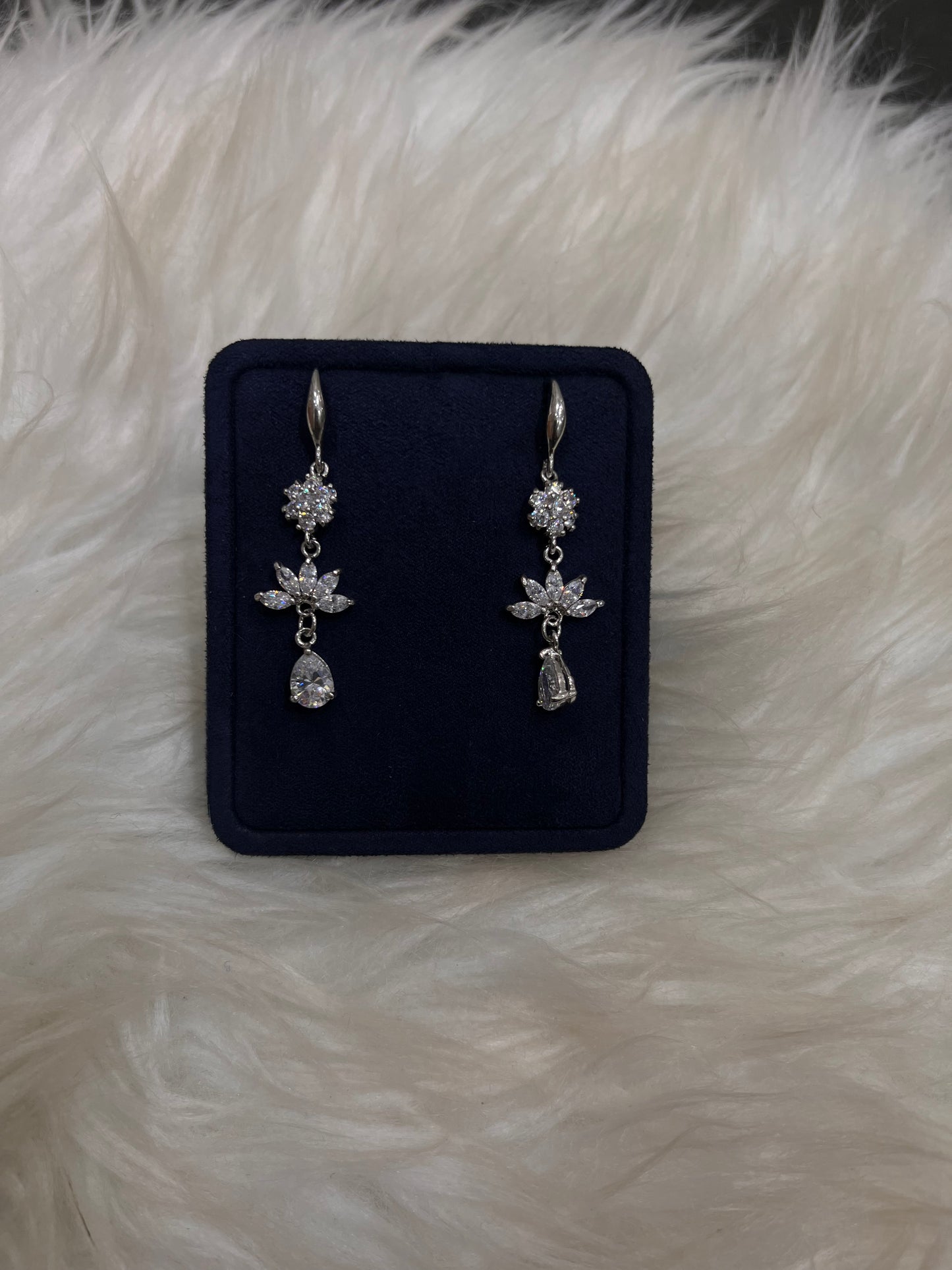  Lightweight with an elegant movement, they bring an effortless sparkle to bridal looks or sophisticated evening ensembles. 