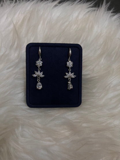  Lightweight with an elegant movement, they bring an effortless sparkle to bridal looks or sophisticated evening ensembles. 