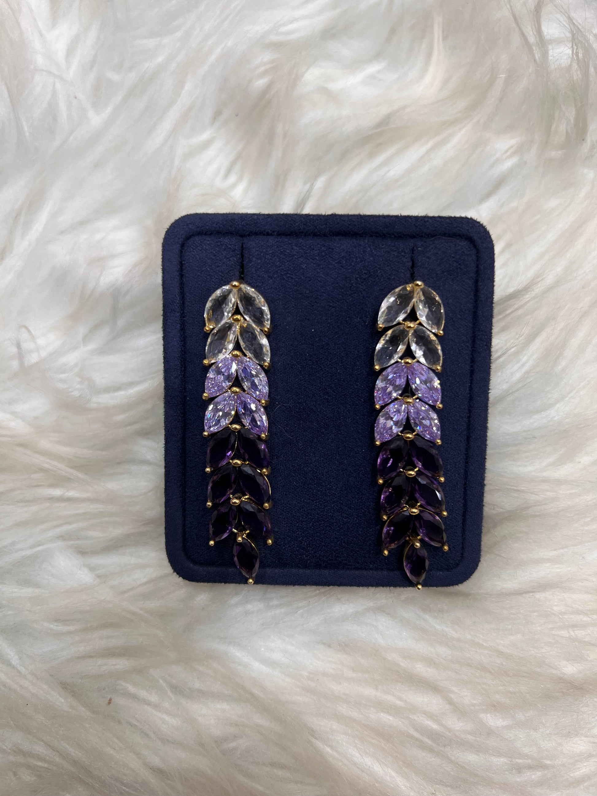  The earrings exhibit a flawless color-gradient transition (ombré effect), starting with crystal clear at the top, shifting into a soft lavender/violet, and finishing in deep, regal amethyst purple tones.

