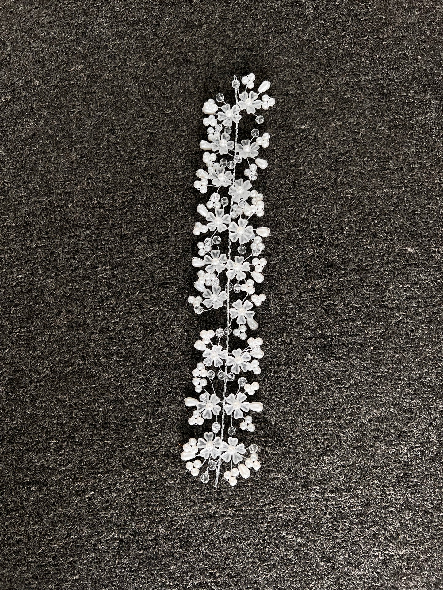 Decorative hair accessory with floral design. Lightweight and engineered with a smooth, snag-free finish, it guarantees all-day comfort and stability without pulling on your hair or catching on your veil.