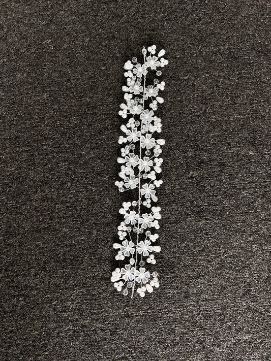 Decorative hair accessory with floral design. Lightweight and engineered with a smooth, snag-free finish, it guarantees all-day comfort and stability without pulling on your hair or catching on your veil.