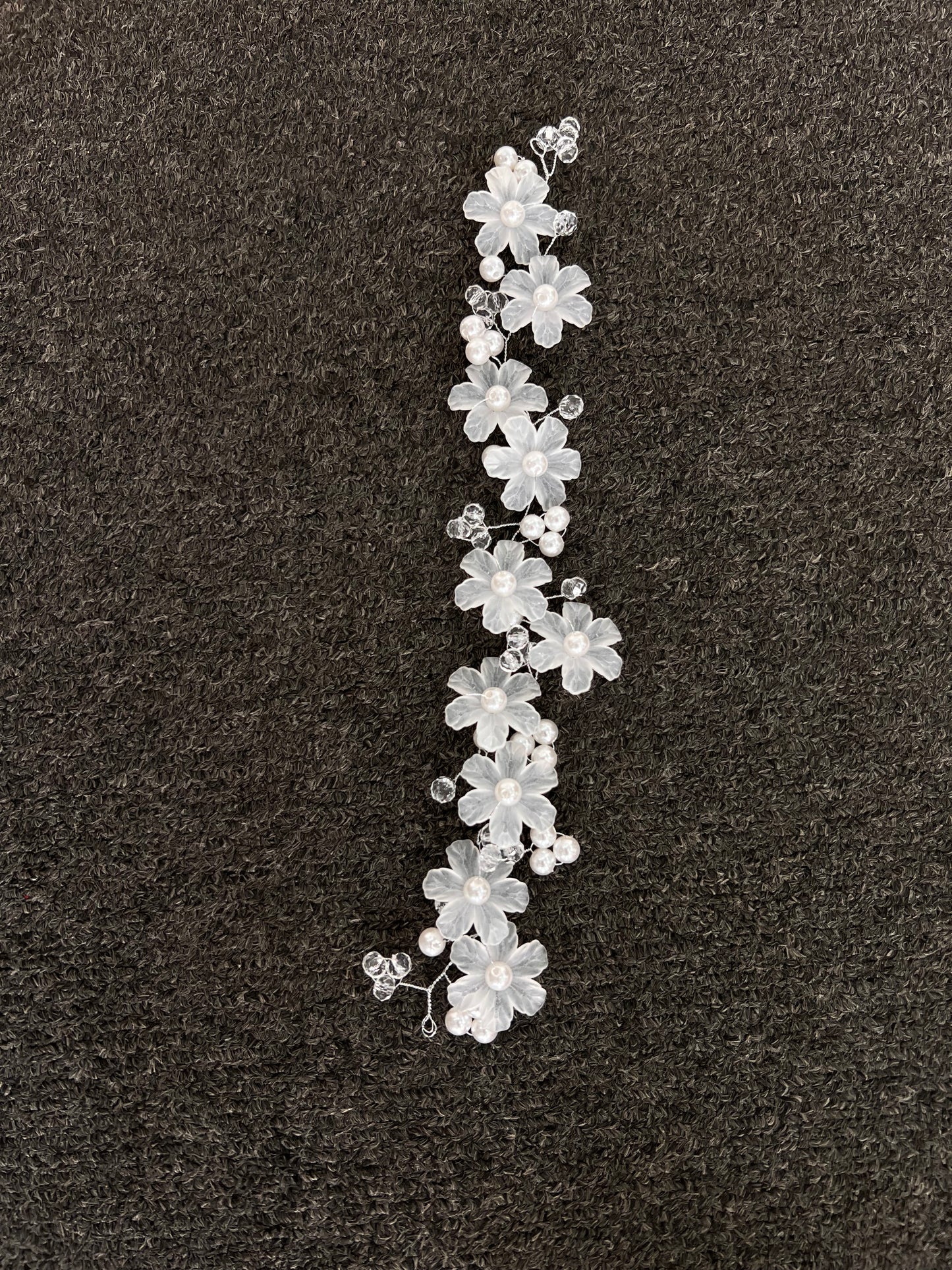 Floral hair accessory with pearls. Made with premium, lightweight materials and a smooth finish, it ensures all-day security and snag-free comfort that won't disrupt your dream hairstyle or catch on your veil.