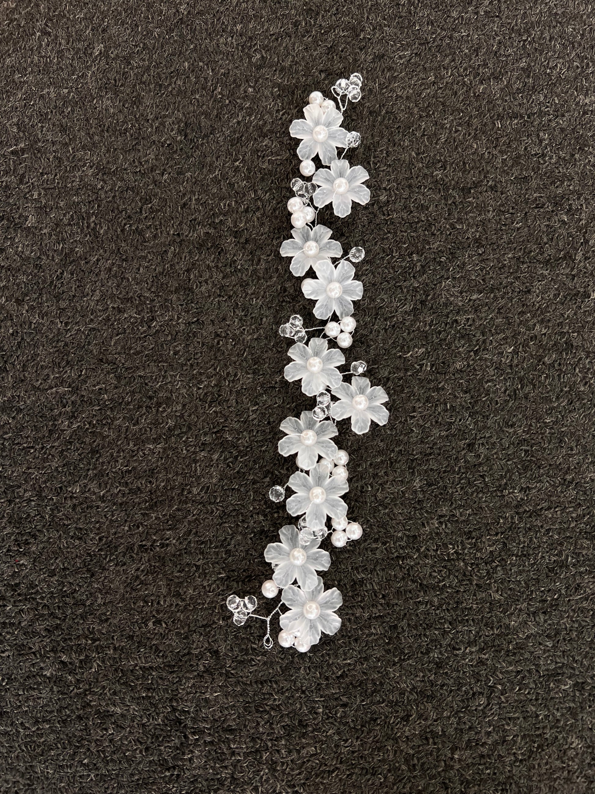 Floral hair accessory with pearls. Made with premium, lightweight materials and a smooth finish, it ensures all-day security and snag-free comfort that won't disrupt your dream hairstyle or catch on your veil.