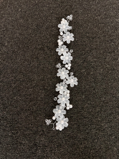 Floral hair accessory with pearls. Made with premium, lightweight materials and a smooth finish, it ensures all-day security and snag-free comfort that won't disrupt your dream hairstyle or catch on your veil.