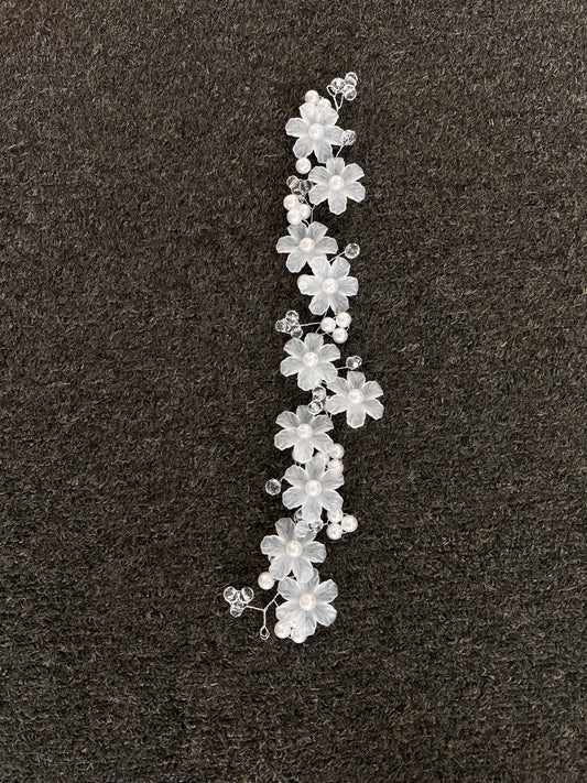 Floral hair accessory with pearls. Made with premium, lightweight materials and a smooth finish, it ensures all-day security and snag-free comfort that won't disrupt your dream hairstyle or catch on your veil.