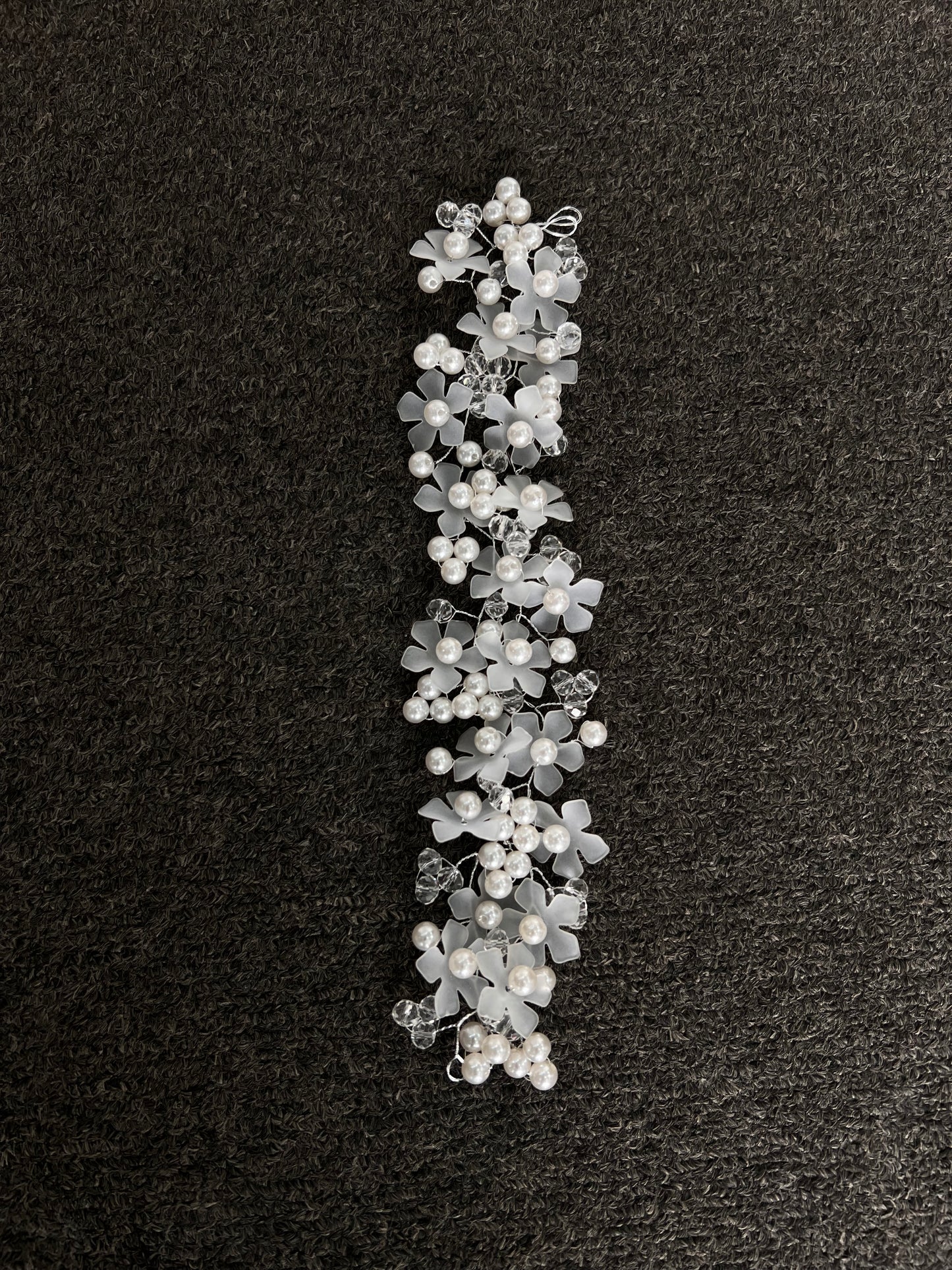  Lightweight and engineered with a smooth, snag-free finish, it guarantees all-day comfort and stability without pulling on your hair or catching on your veil.