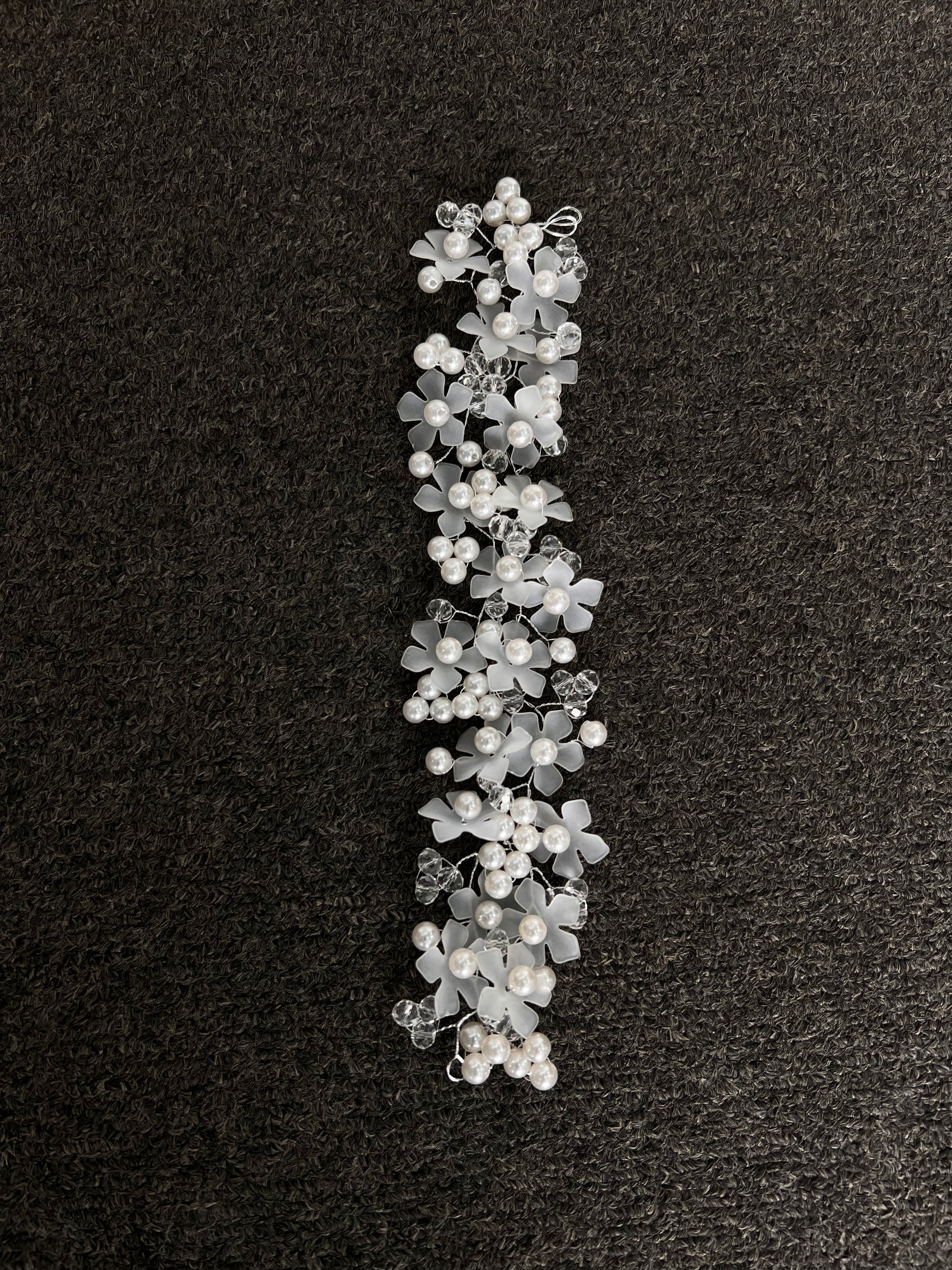  Lightweight and engineered with a smooth, snag-free finish, it guarantees all-day comfort and stability without pulling on your hair or catching on your veil.