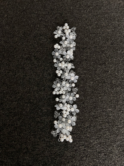  Lightweight and engineered with a smooth, snag-free finish, it guarantees all-day comfort and stability without pulling on your hair or catching on your veil.