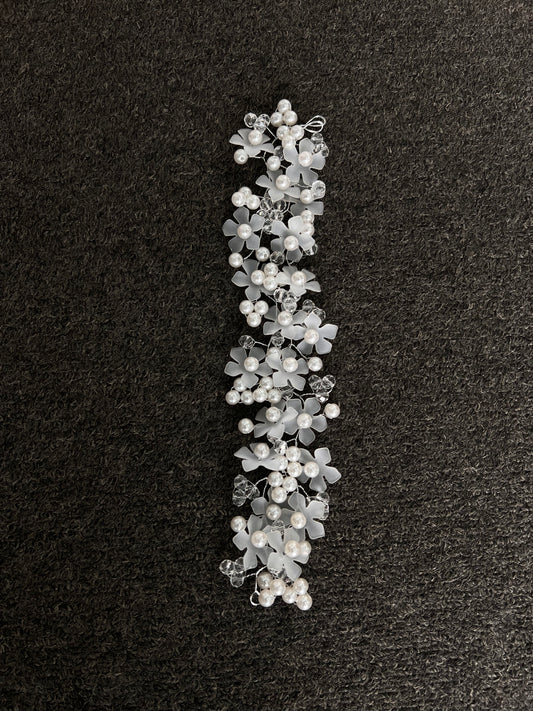  Lightweight and engineered with a smooth, snag-free finish, it guarantees all-day comfort and stability without pulling on your hair or catching on your veil.