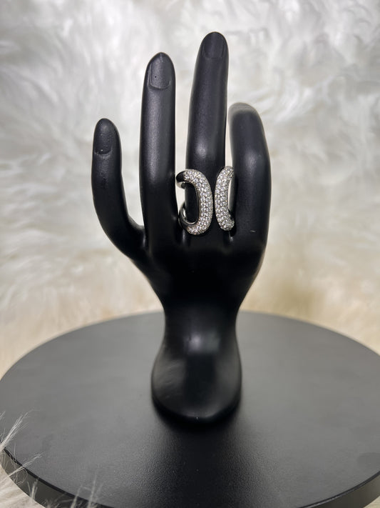 Whether worn as a chic bridal accessory or a standout piece for a gala, its contemporary design brings effortless sophistication to any ensemble.