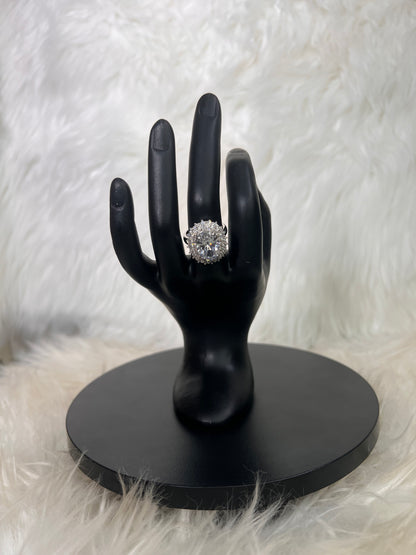 The setting is masterfully balanced to sit securely on the finger without spinning, ensuring comfort alongside unmatched opulence.