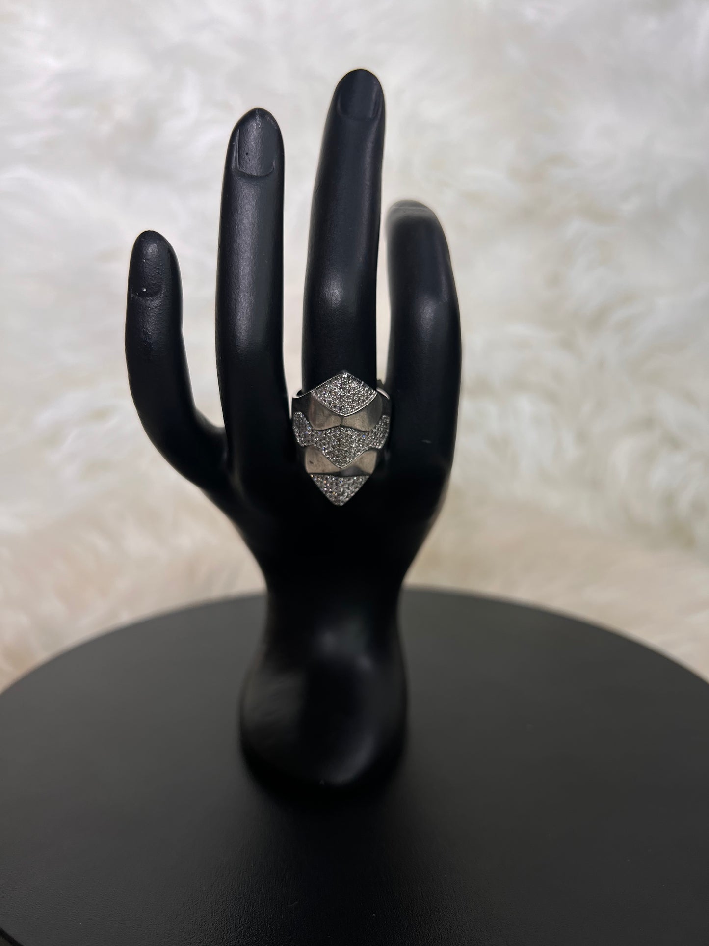  Its elongated silhouette elegantly elongates the finger, making it the perfect avant-garde accessory for formal events or adding an edgy sparkle to a chic night-out look.