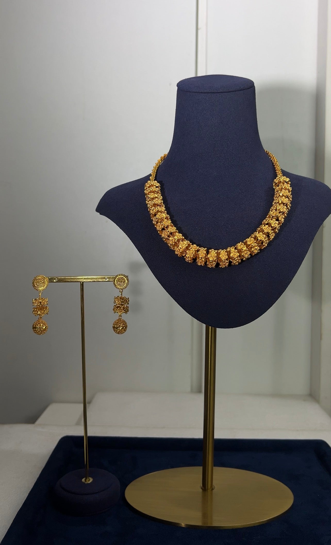 This set provides a striking, contemporary look for the modern bride or high-fashion evening gala, striking a perfect balance between bold volume and fine craftsmanship.